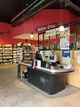 385-biocoop-grasse-les-pois-bio-magasin-caisse-equipe.webp
