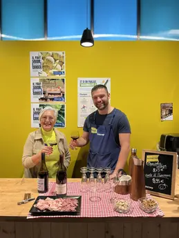 385-biocoop-grasse-les-pois-bio-magasin-charcuterie-vin-plateau-demonstration-degustation-equipe.webp