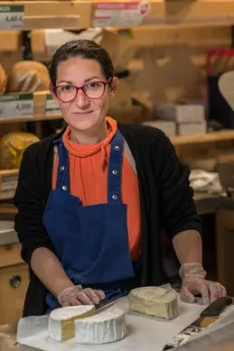 385-biocoop-grasse-les-pois-bio-magasin-coupe-fromage-service-equipe.webp