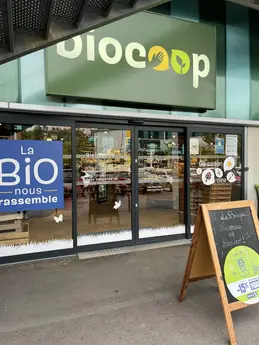 385-biocoop-grasse-les-pois-bio-magasin-enseigne-devanture-entree-accessible.webp
