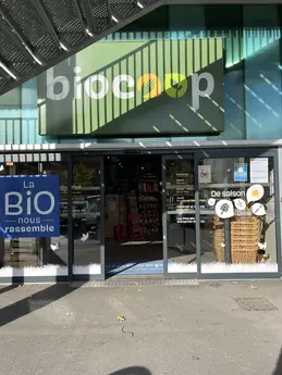 385-biocoop-grasse-les-pois-bio-magasin-enseigne-devanture-entree-facade.webp