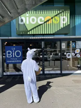 385-biocoop-grasse-les-pois-bio-magasin-entree-devanture-paque-lapin-1.webp