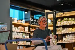 385-biocoop-grasse-les-pois-bio-magasin-equipe-joyeuse-rire-service.webp