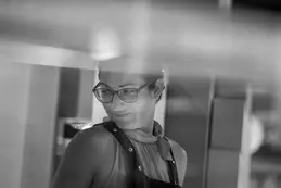 385-biocoop-grasse-les-pois-bio-magasin-equipe-noir-blanc-sourire.webp