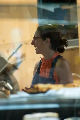 385-biocoop-grasse-les-pois-bio-magasin-equipe-sourire-rire-service-arriere.webp