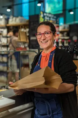 385-biocoop-grasse-les-pois-bio-magasin-equipe-sourire-service-arriere.webp