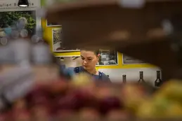 385-biocoop-grasse-les-pois-bio-magasin-equipe-travail-concentration-produits.webp