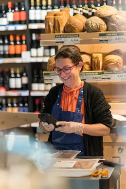 385-biocoop-grasse-les-pois-bio-magasin-equipe-travail-sourire-joie-pain.webp