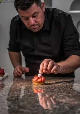 385-biocoop-grasse-les-pois-bio-magasin-finition-tartelette-fraise-patisserie-gourmandise.webp
