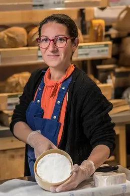 385-biocoop-grasse-les-pois-bio-magasin-fromage-demonstration-equipe.webp