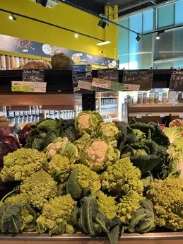385-biocoop-grasse-les-pois-bio-magasin-legume-chou-fleur-salade-saison-local.webp
