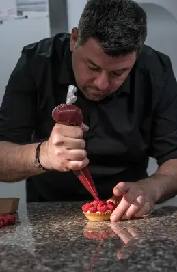 385-biocoop-grasse-les-pois-bio-magasin-pochage-framboise-tartelette-demonstration-preparation.webp