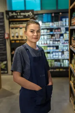 385-biocoop-grasse-les-pois-bio-magasin-portrait-equipe-vrac-liquide.webp