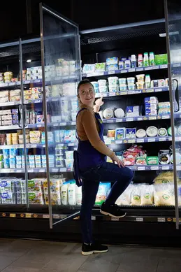 385-biocoop-grasse-les-pois-bio-magasin-produits-frais-equipe-joyeuse-laitier.webp