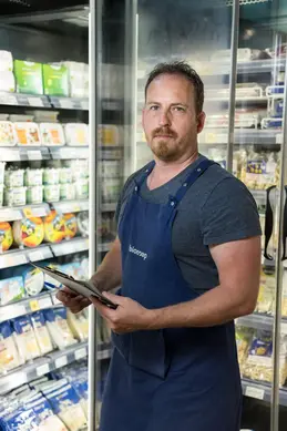 385-biocoop-grasse-les-pois-bio-magasin-rayon-frais-equipe-fromage.webp