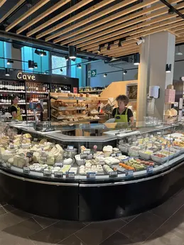385-biocoop-grasse-les-pois-bio-magasin-service-arriere-traiteur-fromage-charcuterie.webp