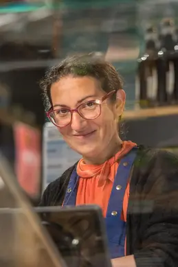 385-biocoop-grasse-les-pois-bio-magasin-sourire-equipe-service-arriere-fromage.webp