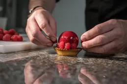 385-biocoop-grasse-les-pois-bio-magasin-tartelette-framboise-preparation-gourmandise-patisserie.webp