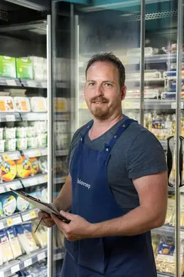 385-biocoop-grasse-les-pois-bio-magasin-travail-equipe-produits-frais.webp